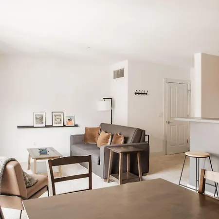 Spacious Third Ward Apt Near Summerfest With Balcony